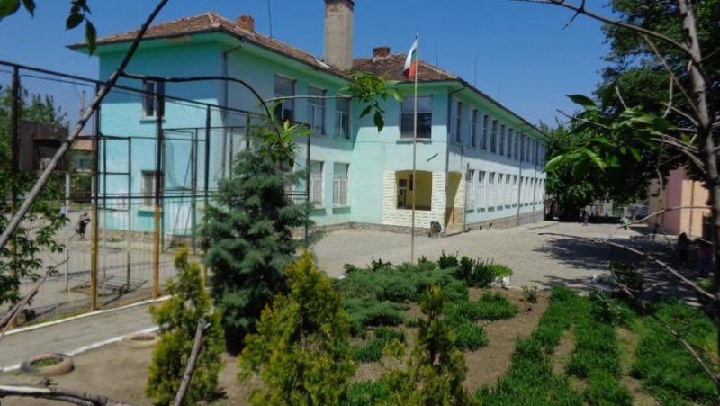 Санират училището в Брани поле